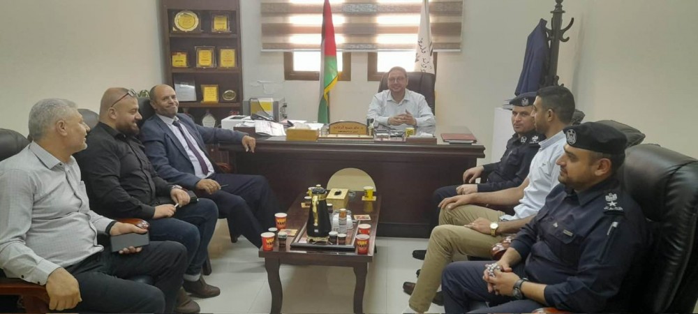 بلدية دير البلح تبحث مع مدير عام المحاكم تنفيذ الأحكام الصادرة عنها