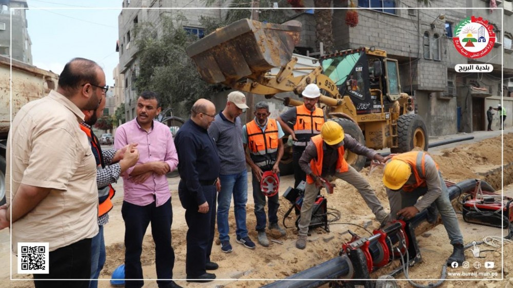  رئيس بلدية البريج يتفقد مشروع تطوير شبكة المياه في منطقة بلوك 9