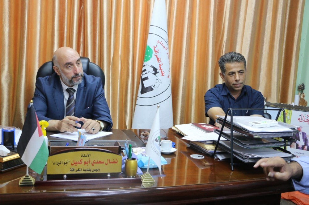 بلدية المغراقة تناقش الاثار الاجتماعية والبيئية لشارع الكوثر 