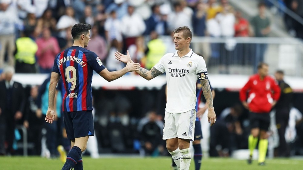 برشلونة الجريح في ضيافة ريال مدريد تفاديا لخسارة ثالثة تواليا