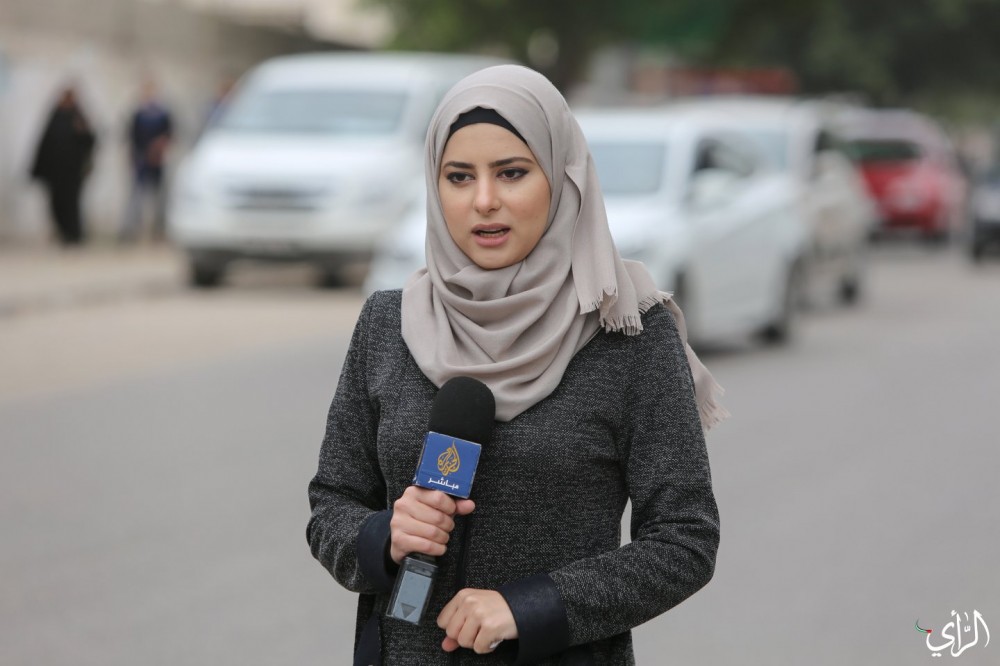 الصحافية غالية حمد، خلال عملها كمراسلة بمدينة غزة.