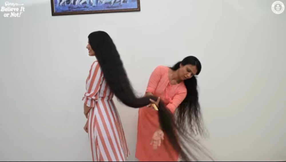 صاحبة أطول شعر بالعالم تقصه وتتبرع به لمتحف أمريكي