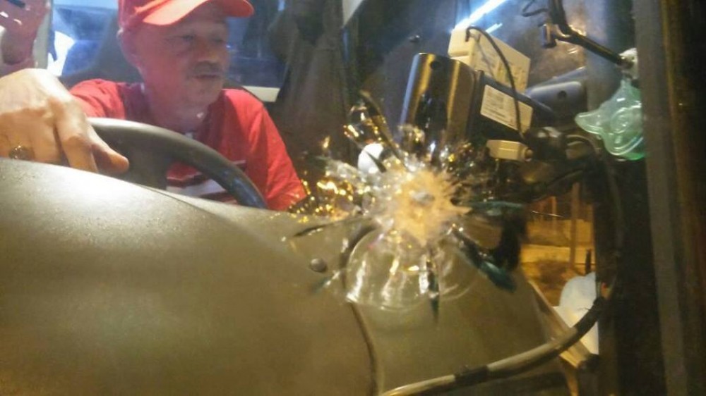 الأضرار التي لحقت بالحافلة جراء إطلاق النار 