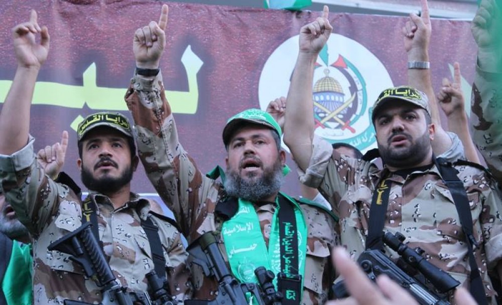 قادة من القسام والسرايا خلال أحد العروض العسكرية بغزة 