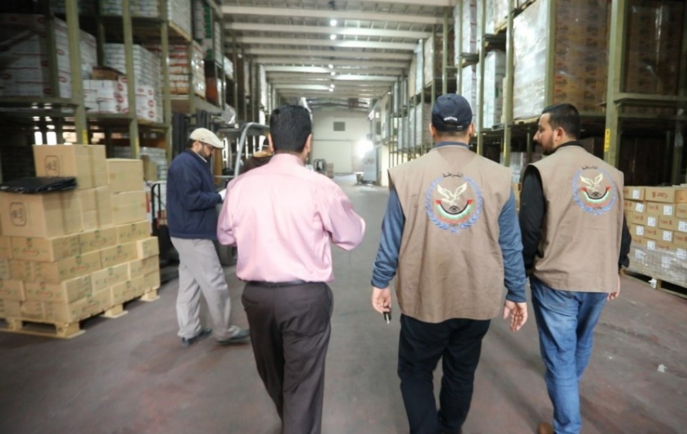 مباحث التموين تُوقف تاجرين بخانيونس لرفعهما سعر 