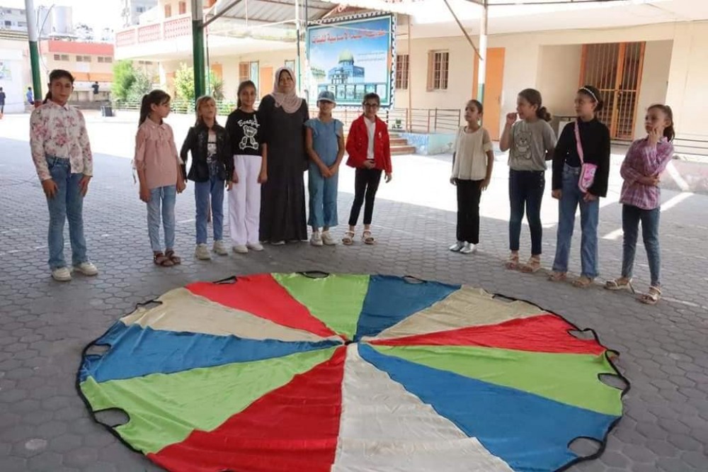 تعليم شرق غزة يتفقد فعاليات مشروع 