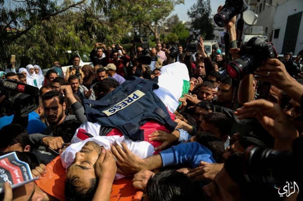 الصحفيون الفلسطينيون .. أبطال استثنائيون على خط النار