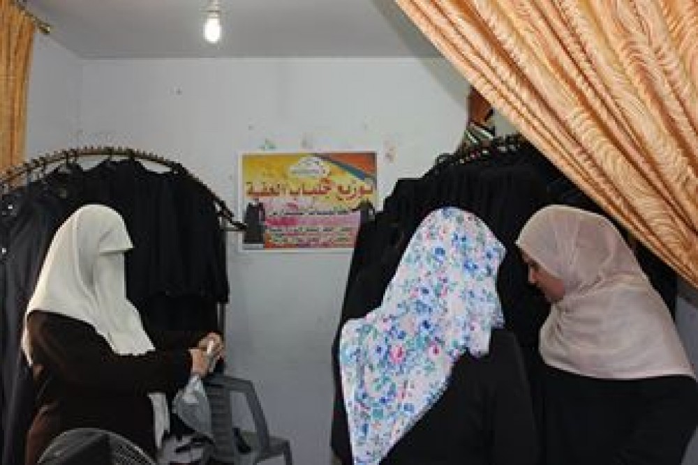توزيع 300 جلباب بشمال غزة