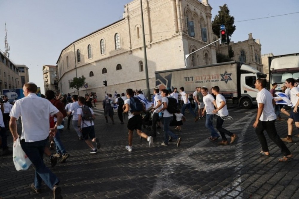 هروب المستوطنين لحظة إطلاق صواريخ المقاومة على القدس