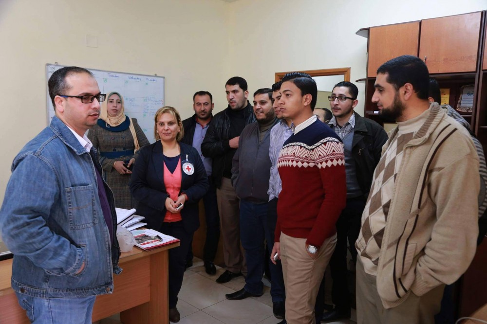 جانب من زيارة الصحفيين للصليب الاحمر