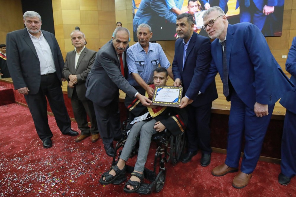 وكيل وزارةالتعليم يُكرم الطالب صاحب الإرادة محمد أبو الخير
