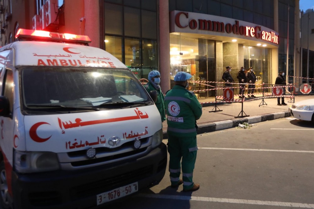 صورة من أمام أحد مراكز الحجر الصحي بغزة 