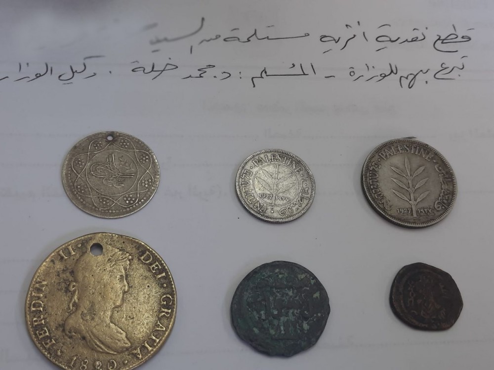 وزارة السياحة تثمن تسليم بعض المواطنين قطعاً أثرية عثروا عليها