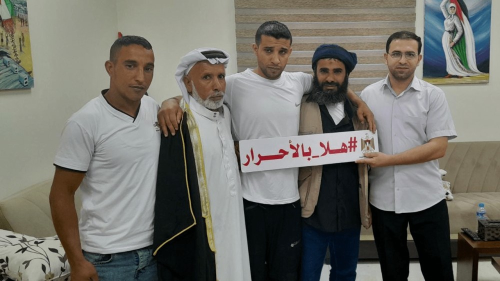 لحظة وصول الأسير المحرر أبو ظاهر لغزة 