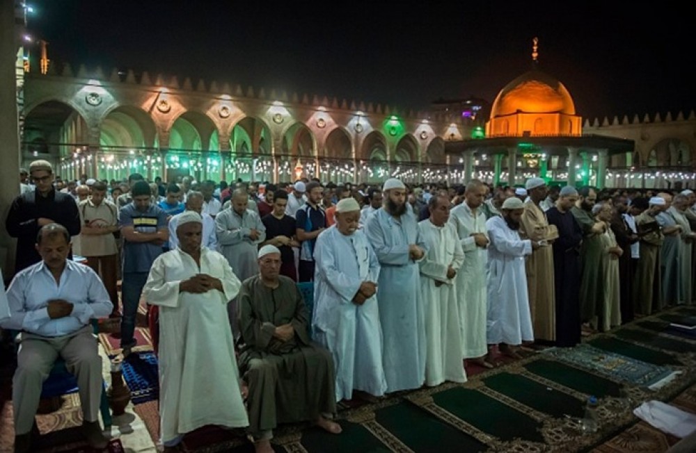 واقعة غريبة في رمضان .. مصرية تعطي الإمام أموالاً للدعاء على زوجها 