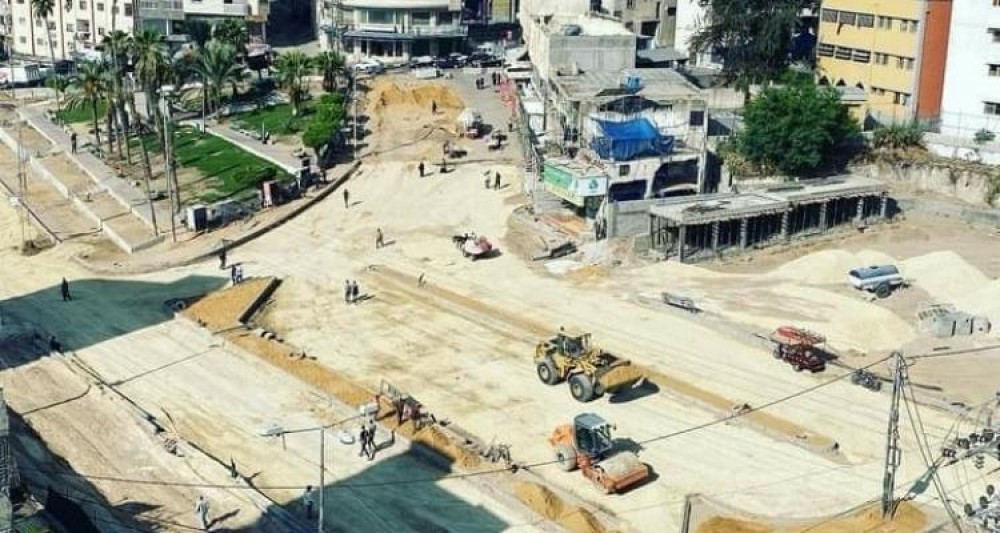 جانب من أعمال تطوير وتوسعة المفترق 