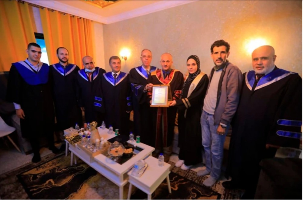 الجامعة الإسلامية بغزة تخرّج طالبة في منزلها بعدما فقدت 21 شخصًا من عائلتها webp