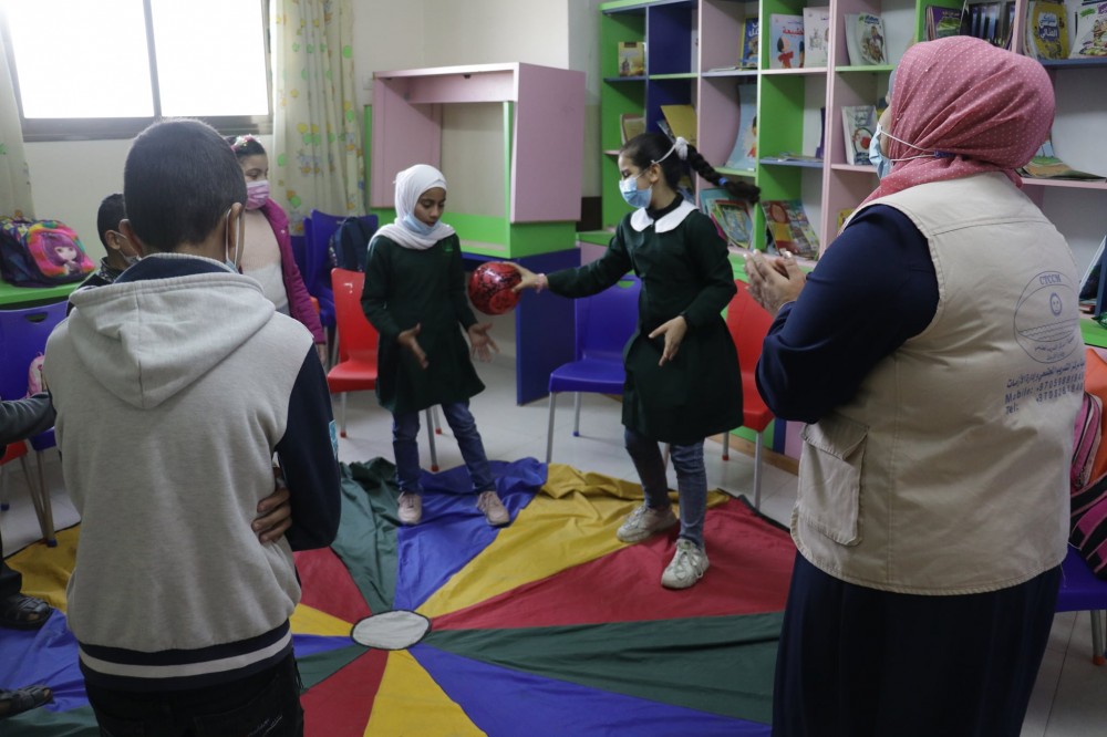 خدمات الطفولة تواصل تنفيذ جلسات الدعم النفسي للأطفال بشرق غزة