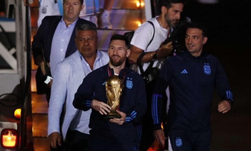 وصول منتخب الأرجنتين إلى بوينس أيرس واستعدادات للاحتفال مع الملايين