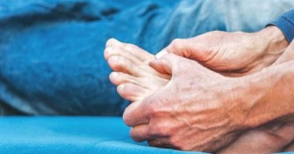 كل ما تريد معرفته عن أسباب الإصابة بمرض النقرس وطرق العلاج