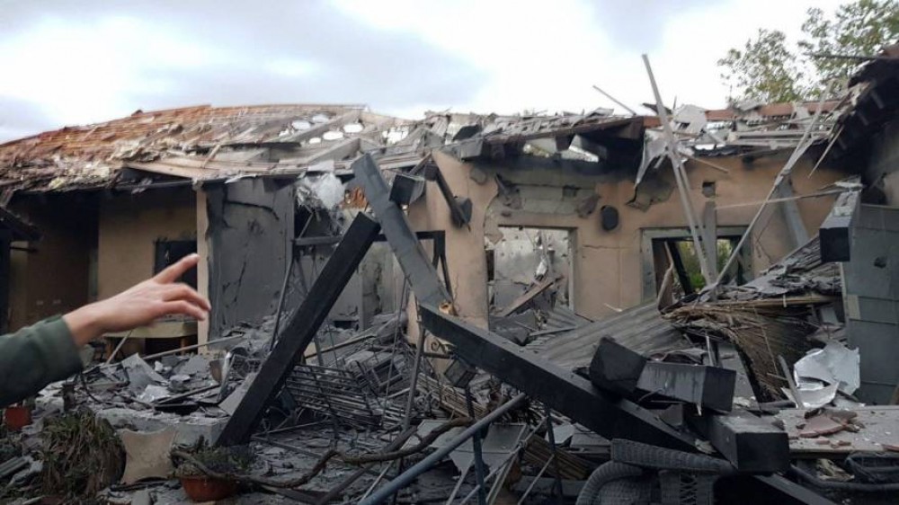 آثار الدمار بالمنزل الذي سقط عليه الصاروخ في الشارون 