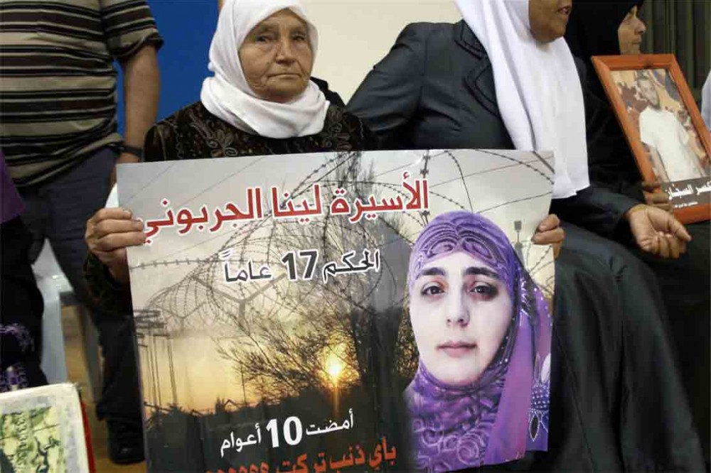 أسيرة