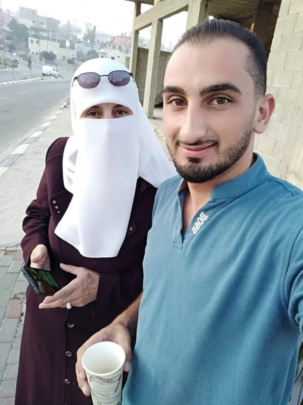 أم نضال فتاش مع ابنها المعتقل إدارياً من قبل أجهزة السلطة في رام الله 