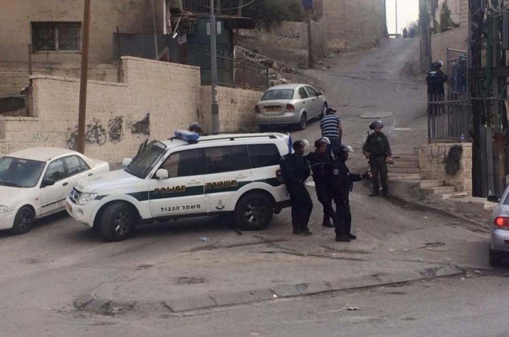 قوات الاحتلال في محيط المنازل المستولى عليها