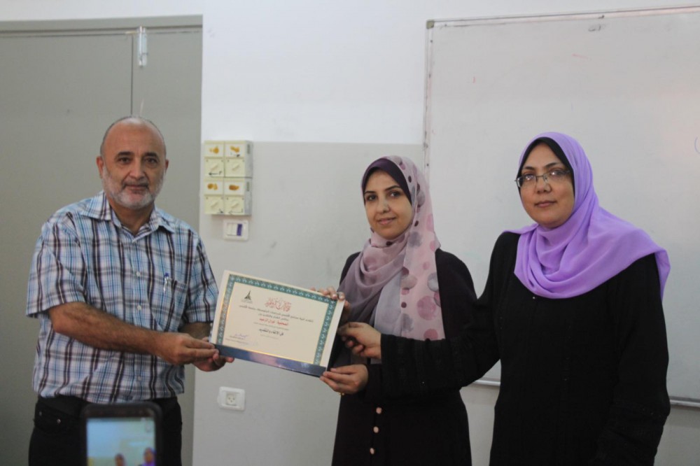  كلية مجتمع الأقصى تختتم دورة فن الالقاء والتقديم لطلبتها 