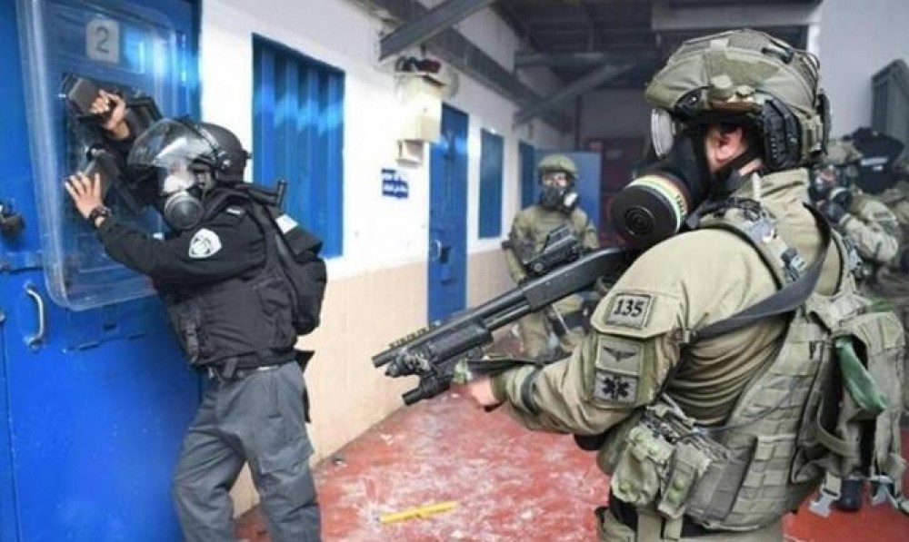 اقتحام غرف الأسرى