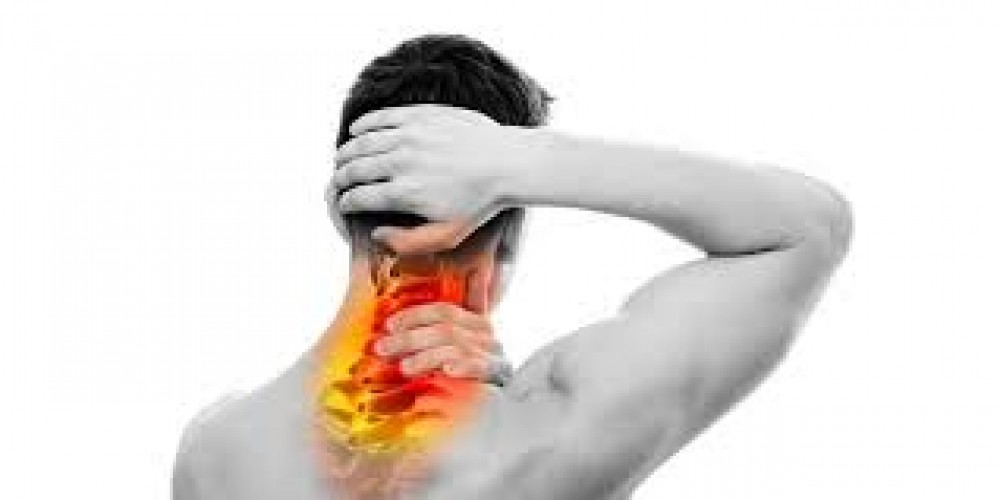 استشارى جراحة عظام يقدم 9 نصائح لمنع مضاعفات ألم الرقبة