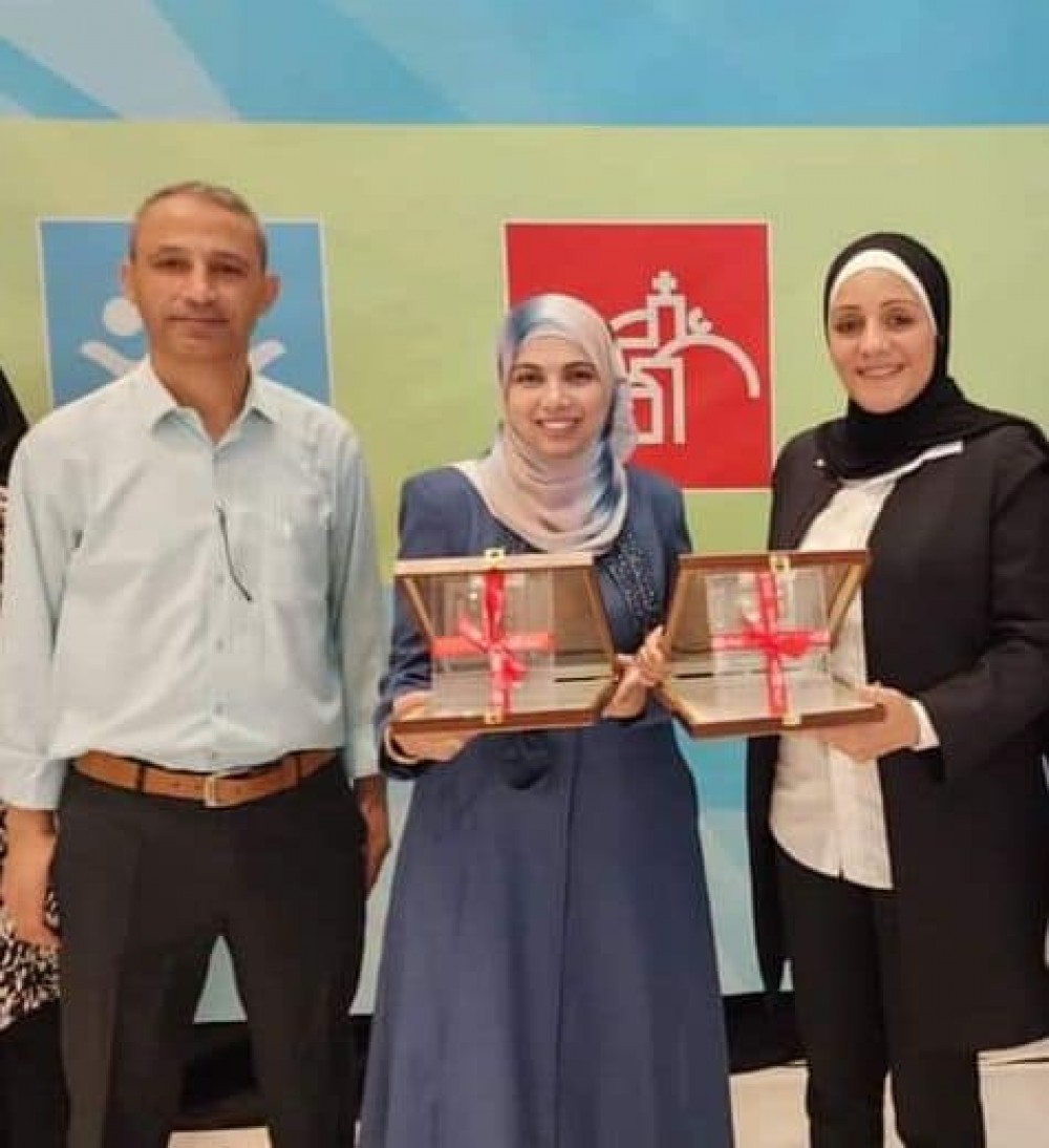 معلمتان من غزة ومعلم من الضفة يفوزون بجائزة 
