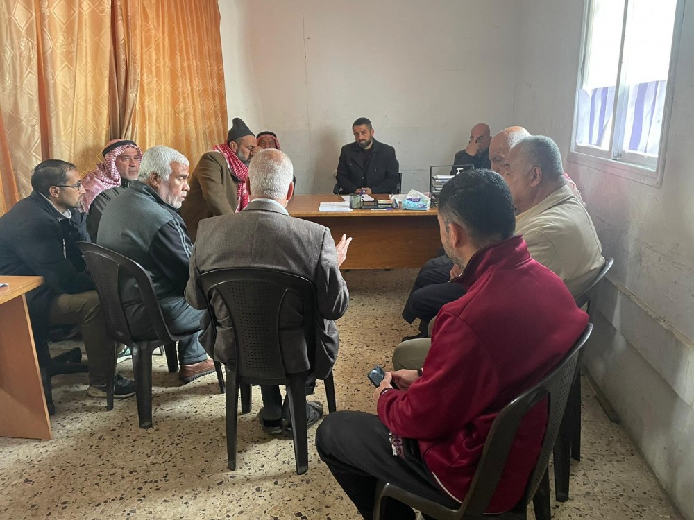 الاقتصاد تلتقي مخاتير دير البلح وتطلعهم على دورها في معالجة أزمات عدوان الاحتلال