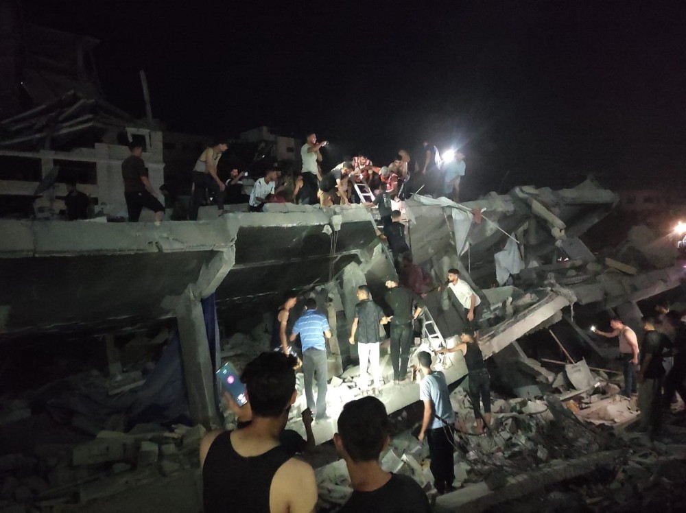 التنمية الاجتماعية بغزة: الاحتلال يتحمل مسؤولية ضحايا المبنى المنهار بمنعه إدخال معدات ومساكن الإيواء