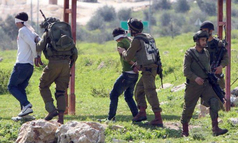 جنود الاحتلال تعتقل فلسطينيين
