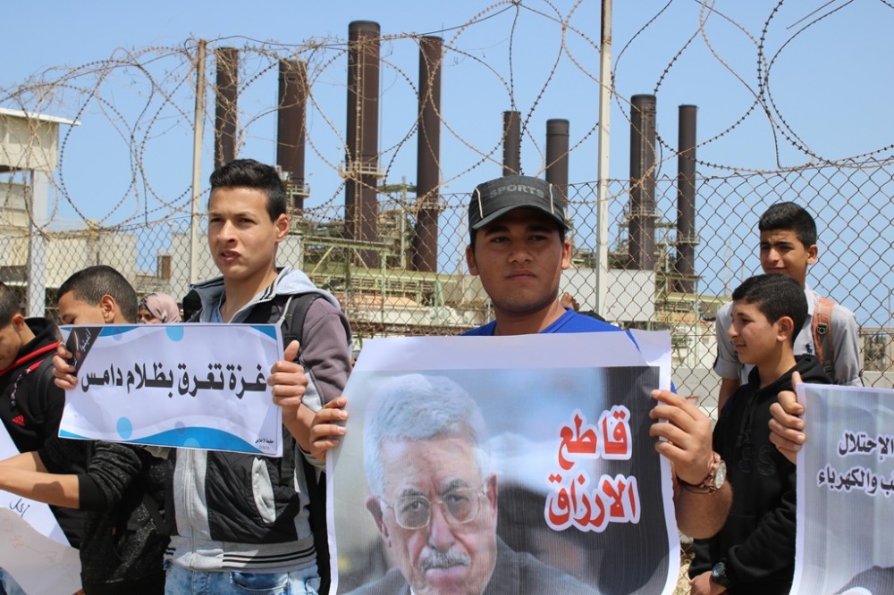 جانب من فعاليات منددة ضد عقوبات غزة التي فرضها رئيس السلطة محمود عباس