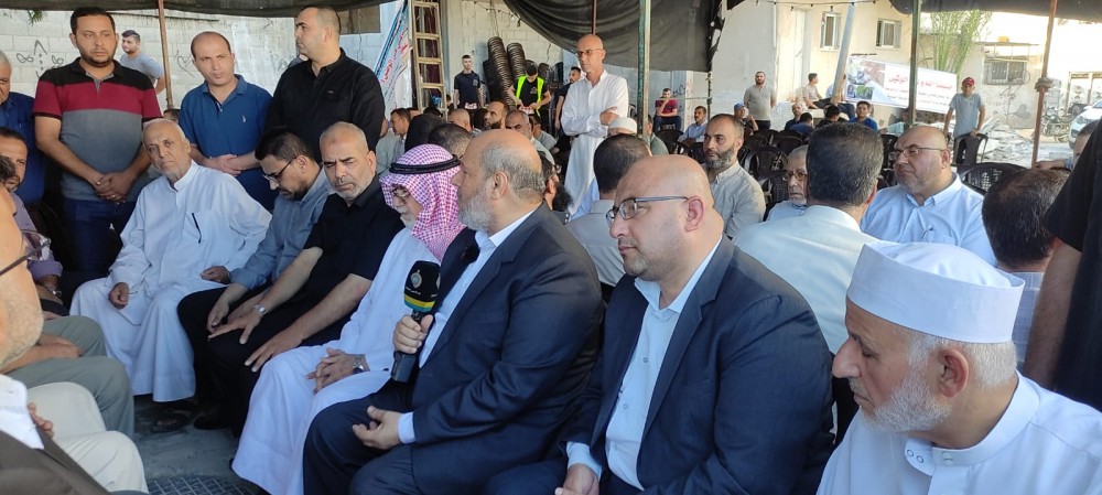 وفد قيادي من حماس يقدم التعازي بوفاة شادي أبو قوطة