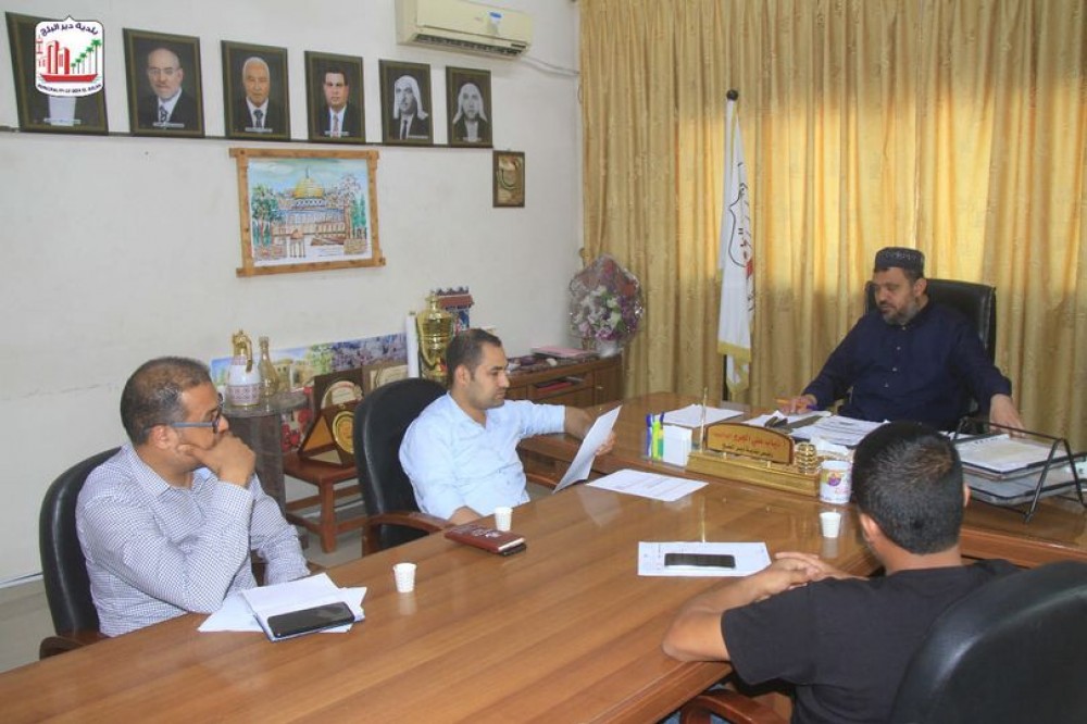 بلدية دير البلح تبحث خطة توزيع الرمسات مع إدارة النفايات الصلبة 