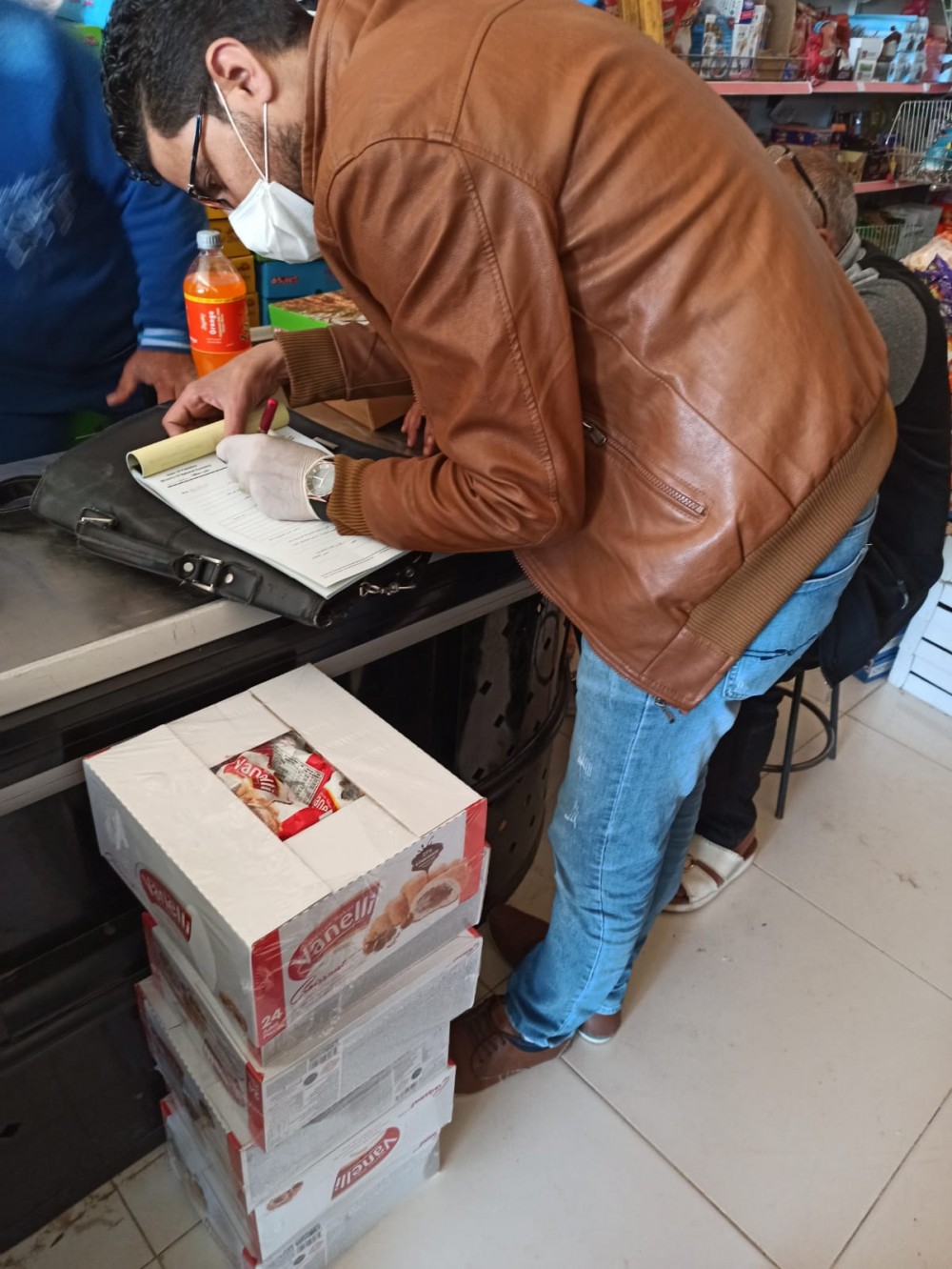 طواقم وزارة الاقتصاد تنظم جولات تفتيشية على محلات اللحوم والمخابز