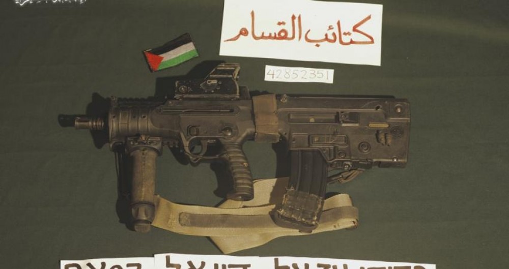 بندقية الضابط الصهيوني