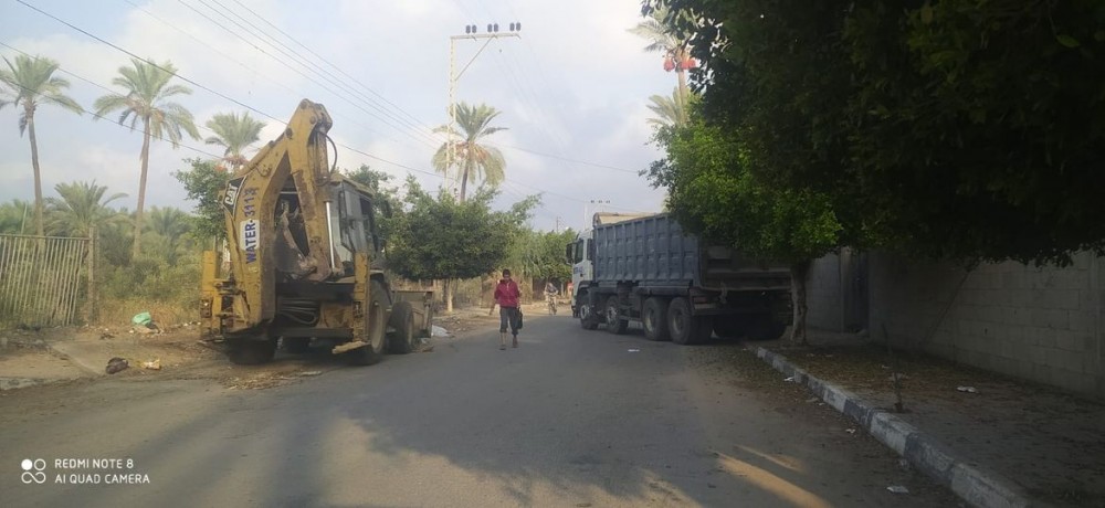 بلدية دير البلح: تواصل ترحيل المكبات العشوائية بالمدينة 