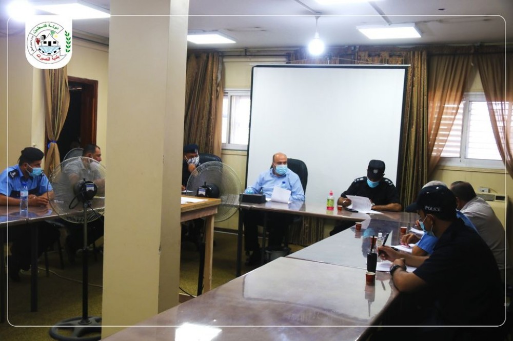 رئيس بلدية النصيرات يبحث مع مدراء الأجهزة الأمنية الاجراءات الوقائية