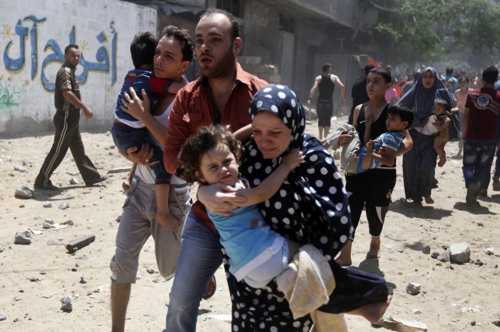 فلسطينيون هاربون من القصف الجوي الإسرائيلي عام 2014