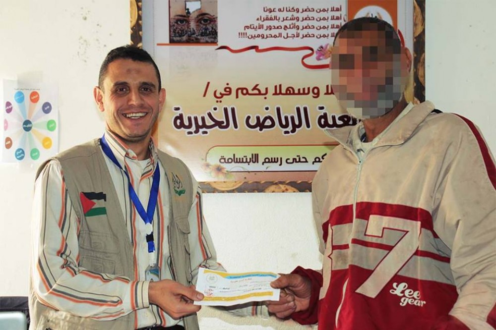 وزعت جمعية الرياض الخيرية كفالات الأيتام والأسر الفقيرة
