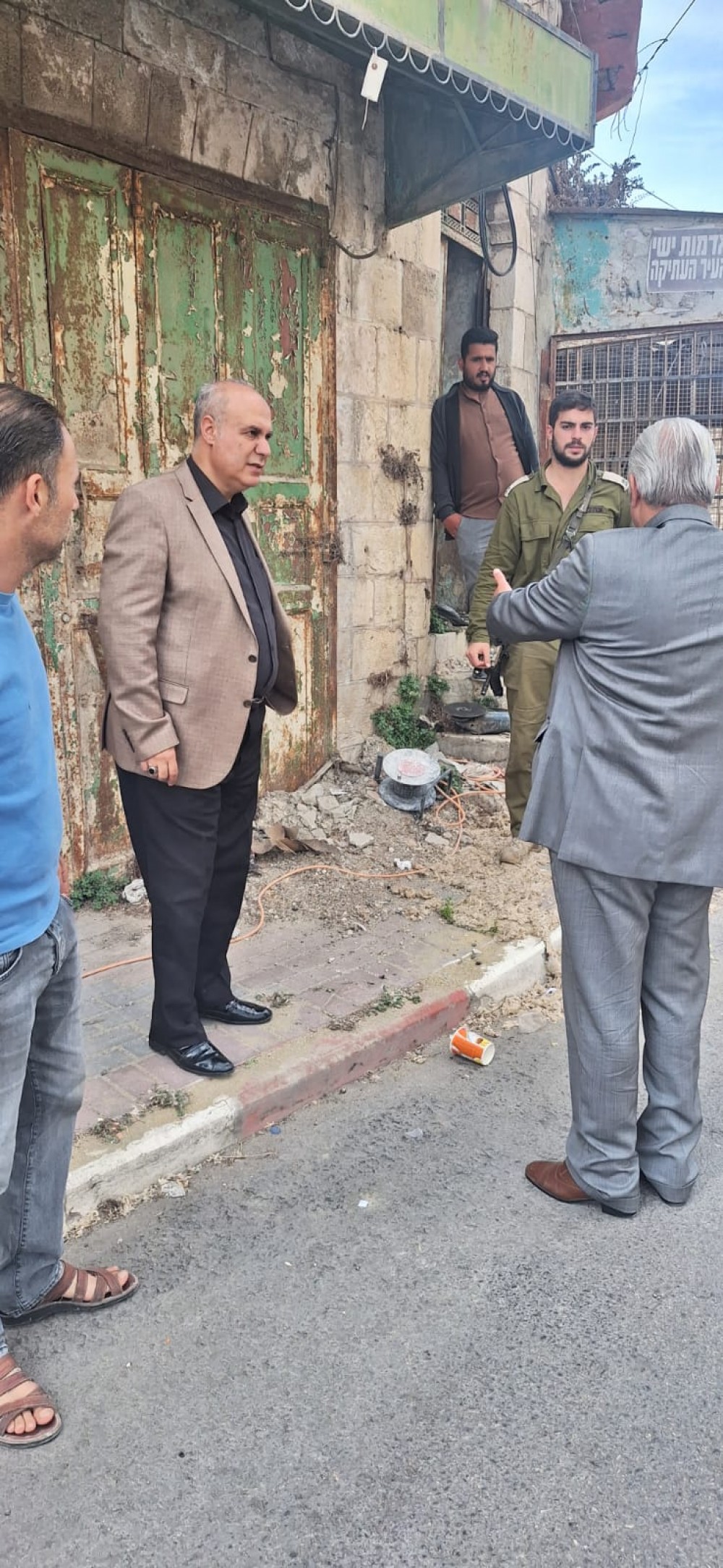 الاحتلال يمنع لجنة إعمار الخليل من ترميم منزل في البلدة القديمة ويحتجز طواقم العمل2