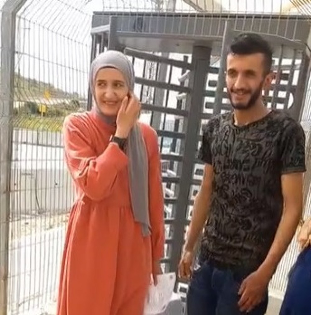الأسيرة القواسمة لحظة الإفراج عنها 
