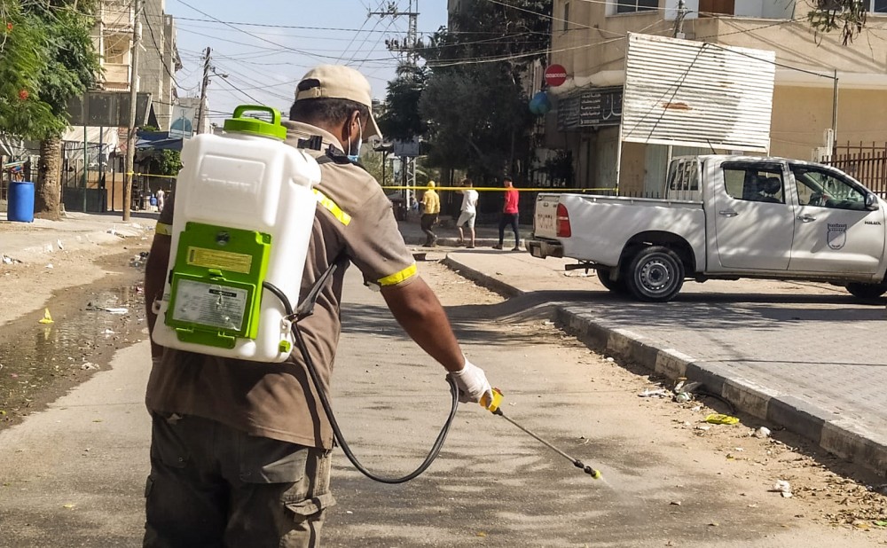 تعقيم أحد الشوارع المحيطة بمنازل المحجورين في حي الأمل
