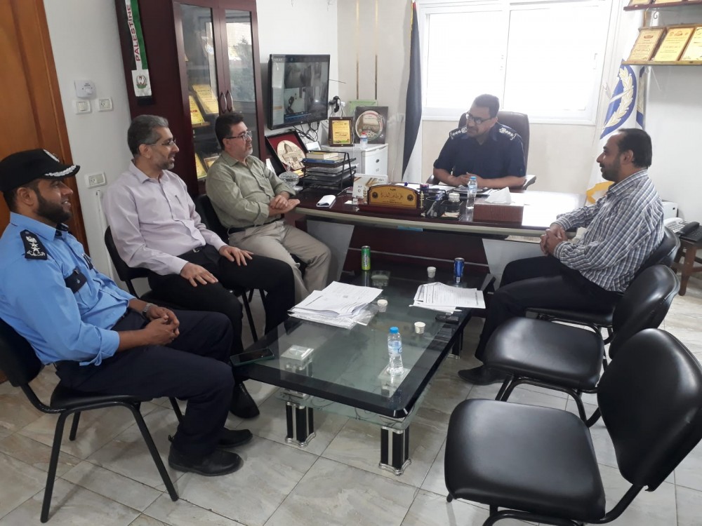 مدير عام وحدة الشؤون التنظيمية والرقابة المائية يزور مدير شرطة محافظة خان يونس(1)