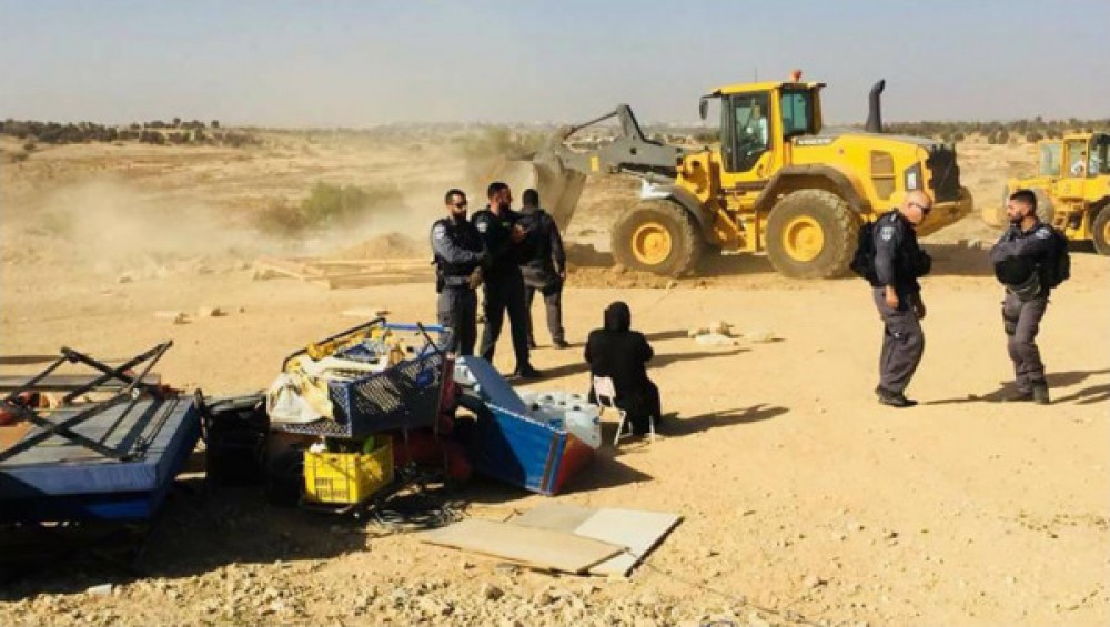 جرافات الاحتلال خلال هدمها للقرية 
