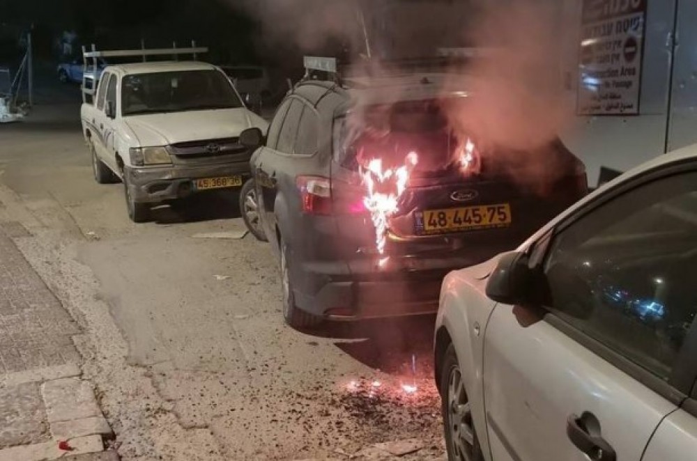 الشباب الثائر بالقدس يهاجمون جنود الاحتلال ويحرقون سيارة مستوطن